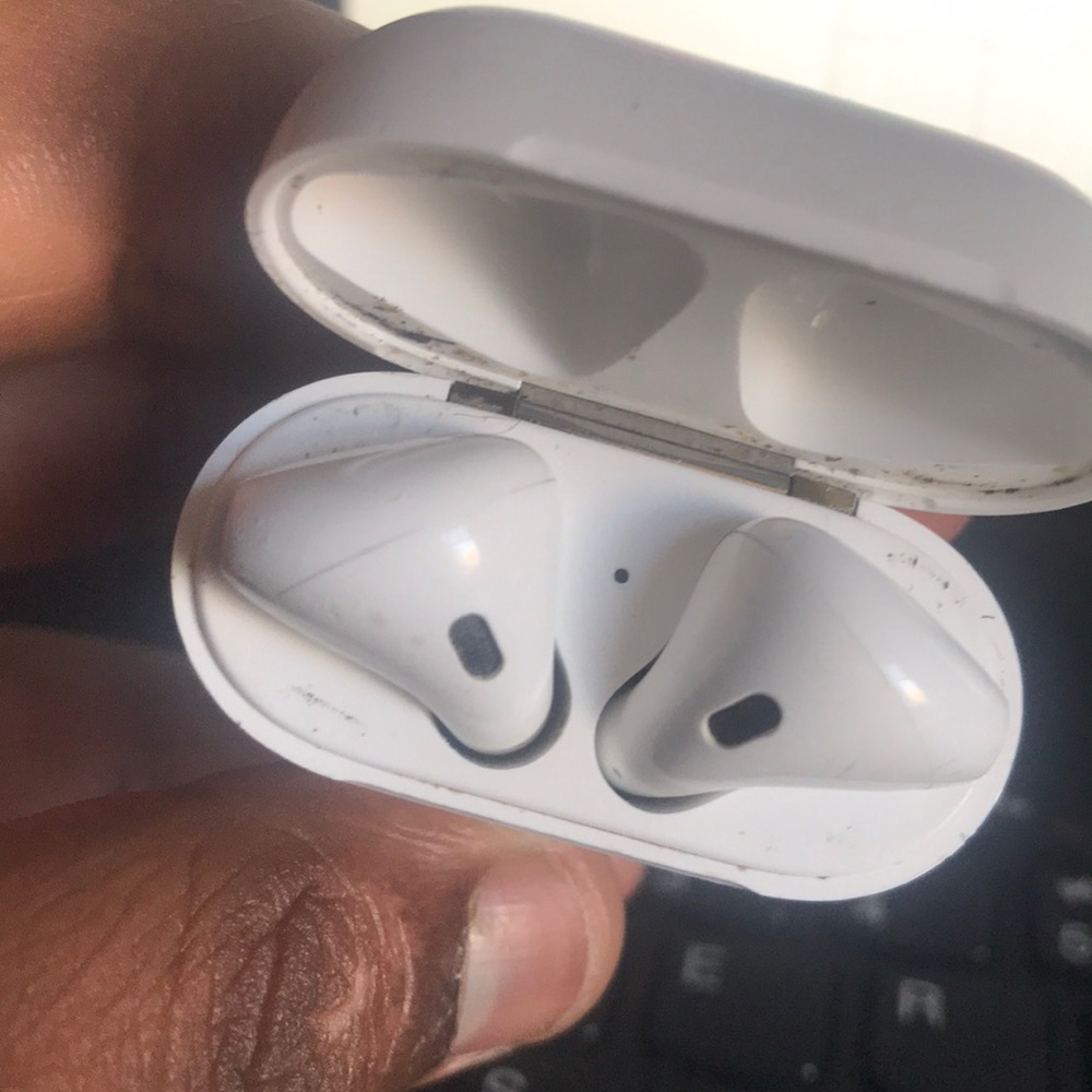 AirPods - Picture 3 of 3